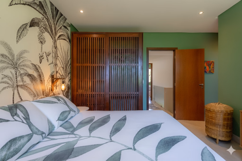 Tropical bedroom with wooden wardrobe at Vila Jatobá